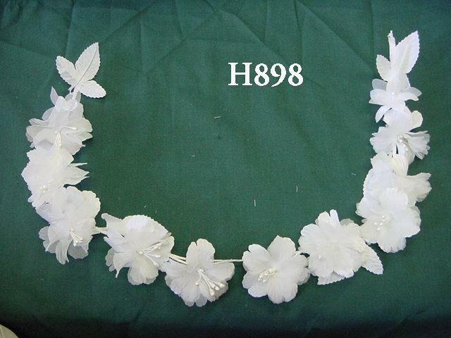 H898